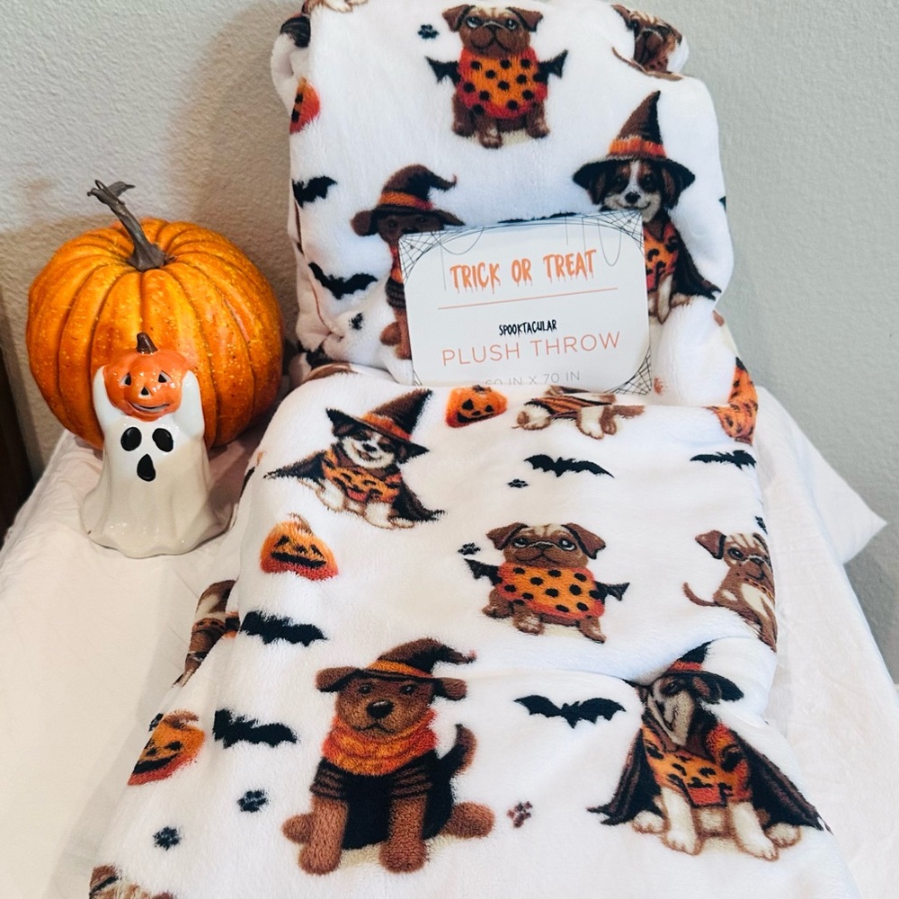 Halloween Plush Throw Blanket - White and Orange
